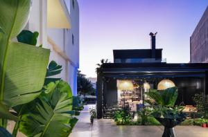 Aed väljaspool majutusasutust Chapter 02 Gallery Suites