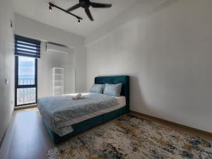 een slaapkamer met een bed en een plafondventilator bij Praicon Tower - Premium Suite in Butterworth