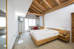 Hotel Seehof direkt am Heidsee房間的床