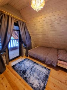 een kleine kamer met een bed en een raam bij Atpūtas māja Kaktiņi Rīga in Ikšķile