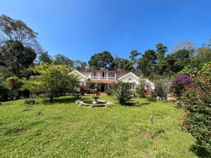 uma casa com um quintal com uma fonte em Robin Woods Homestay em Sakleshpur