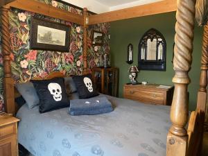 een slaapkamer met een bed met schedels en kussens bij Dracula Rooms in Whitby