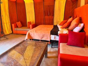 Postel nebo postele na pokoji v ubytování Akabar Luxury Desert Camp