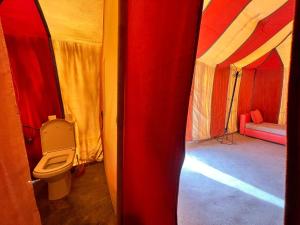 Koupelna v ubytování Akabar Luxury Desert Camp
