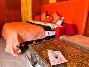 Postel nebo postele na pokoji v ubytování Akabar Luxury Desert Camp