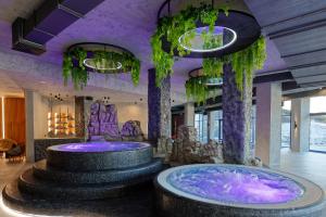 uma banheira de hidromassagem no átrio com tecto roxo em Rest&Ski Spa Resort em Bukovel