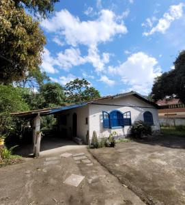 una casa blanca con una entrada delante de ella en Hospedaria e Camping Quintal do Mundo, en Lumiar