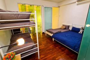 a room with two bunk beds and a lamp at Elegant 5STAR Resort Suite Mid Valley KL Sunway by Stayz Suites with Shopping Complex in Kuala Lumpur