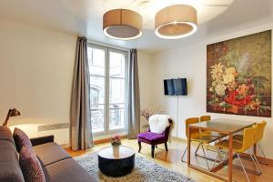 パリにあるShort Stay Group Museum View Serviced Apartmentsのリビングルーム(ソファ、テーブル付)