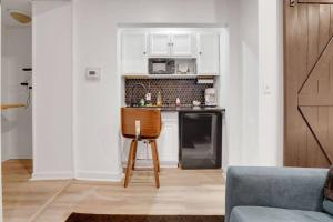 a kitchen with a counter and a chair in a room at Housepitality - The Brandenburg Suite - Efficiency in Columbus