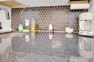 a bathroom with a tiled counter with a sink at Housepitality - The Brandenburg Suite - Efficiency in Columbus