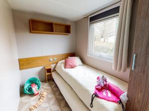a small bedroom with a bed and a window at Mobile home neuf climatisé 3 chambres sur le Bassin d'Arcachon in Lège-Cap-Ferret +32 photos