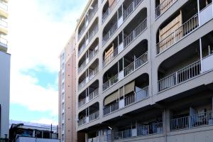 大阪市にある難波 ハラ アパートメントの側面にバルコニーがあるアパート