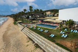 ナタールにあるVila do Mar Natal - All Inclusiveのプールとビーチのあるリゾートの空からの景色を望めます。