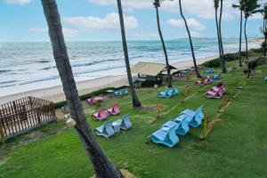 een groep mensen op het gras bij het strand bij Vila do Mar Natal - All Inclusive in Natal