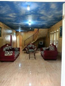 salon z 2 kanapami i schodami w obiekcie Faviliun haikal w mieście Cisarua