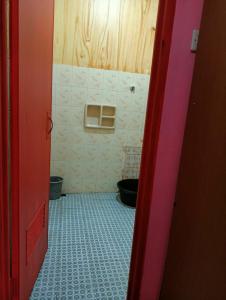 łazienka z toaletą w pokoju w obiekcie Faviliun haikal w mieście Cisarua