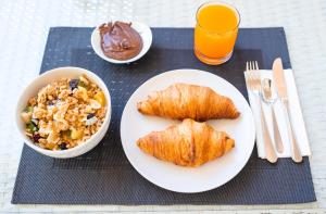 - une table avec une assiette de nourriture et un bol de nourriture pour le petit-déjeuner dans l'établissement Alimunera, à CastellʼUmberto