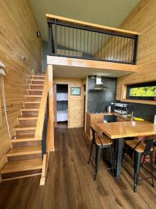een huis met een trap, een tafel en een keuken bij La isla Loft in Quellón