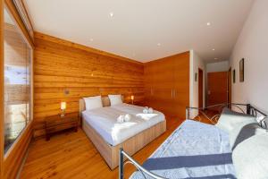 a bedroom with two beds and a wooden wall at Appartement ski-in, ski-out Siviez Rosablanche D 204B in Siviez