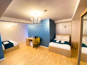 Letto o letti in una camera di Hotel Mestia Inn