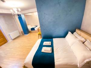 Letto o letti in una camera di Hotel Mestia Inn