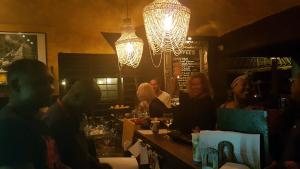 un grupo de personas sentadas en un bar en Paje by Night, en Paje