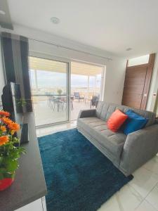 sala de estar con sofá gris y alfombra azul en The Blue Mill Penthouse with Beautiful Views, en Naxxar