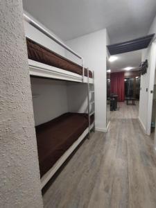ein Schlafzimmer mit Etagenbetten in einem Zimmer mit Flur in der Unterkunft Apartament peu pistes 6 Edificio Fronterablanca-Bloc 1 in Pas de la Casa