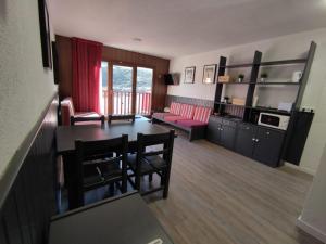 ein Wohnzimmer mit einem Tisch und einem Esszimmer in der Unterkunft Apartament peu pistes 6 Edificio Fronterablanca-Bloc 1 in Pas de la Casa