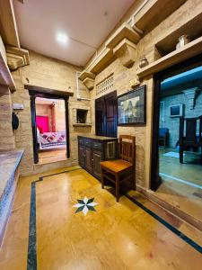 sala de estar con suelo de madera y mesa en Hotel Victoria en Jaisalmer