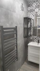 ein Bad mit einem Waschbecken und einem Spiegel in der Unterkunft Apartament peu pistes 6 Edificio Fronterablanca-Bloc 1 in Pas de la Casa