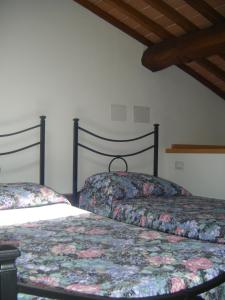 a bedroom with two beds in a room at Appartamento Giacomo in Cavo