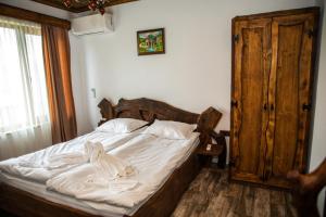 Una cama o camas en una habitación de Арт Комплекс Стрелча
