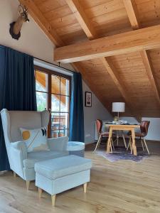 a living room with a couch and a table at Das Bergquartier - Ferienwohnung Mühlberg in Oberau