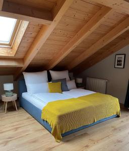 sypialnia z łóżkiem z żółtym kocem w obiekcie Das Bergquartier - Ferienwohnung Mühlberg w mieście Oberau