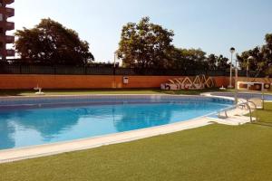 Bazén v ubytovaní Bajo con gran terraza en Ribera de Cabanes alebo v jeho blízkosti