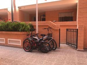 dos motocicletas estacionadas frente a un edificio de ladrillo en Bajo con gran terraza en Ribera de Cabanes, en Cabanes