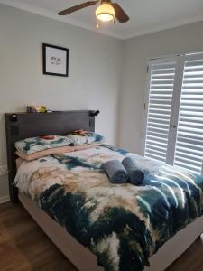 Un dormitorio con una cama con almohadas azules. en 4 Main Sail Port St Francis, en St Francis Bay
