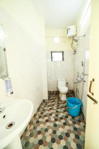 Phòng tắm tại RISHIKA AC BANQUET AND GUEST HOUSE