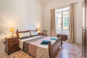 Tempat tidur dalam kamar di Spacious 4-Bedrooms Townhouse in Tas-Sliema