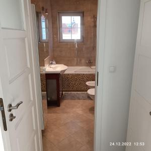 Kúpeľňa v ubytovaní Apartament Długa 35