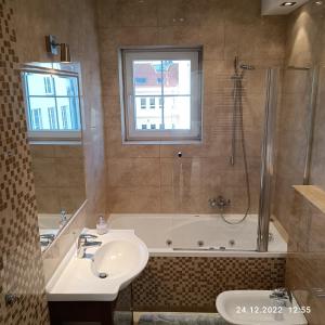 Kúpeľňa v ubytovaní Apartament Długa 35