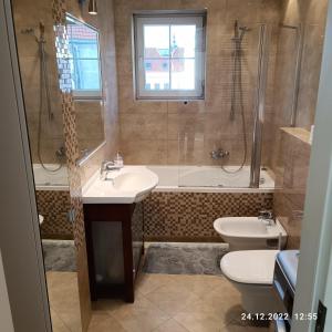 Kúpeľňa v ubytovaní Apartament Długa 35