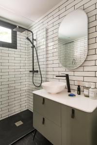 een badkamer met een wastafel en een spiegel bij Eva Boutique Apartment in Funchal
