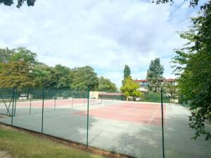 einen Tennisplatz mit zwei Tennisplätzen in der Unterkunft luxe Paris Ris in Ris-Orangis