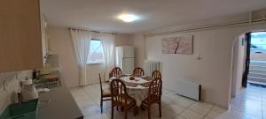una cucina con tavolo, sedie e frigorifero di Hospitality up to 5 person's in Chios a Chio (Chios)