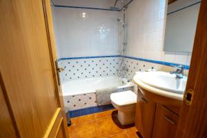 łazienka z wanną, umywalką i toaletą w obiekcie Cala Pepita w mieście Alpens