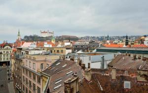 Nespecifikovaný výhled na destinaci Bratislava nebo výhled na město při pohledu z apartmánu