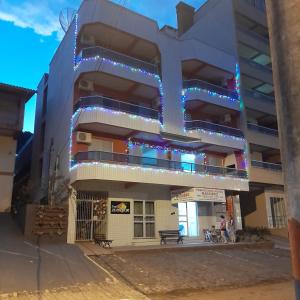 un bâtiment avec des lumières sur son côté dans l'établissement Paraiso das Aguas, à Marcelino Ramos